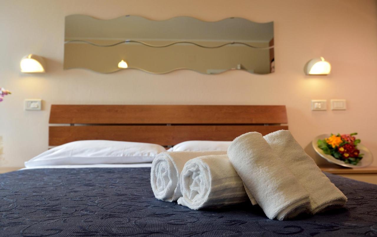 Hotel Oltremar B&B กัตตอลิกา ภายนอก รูปภาพ