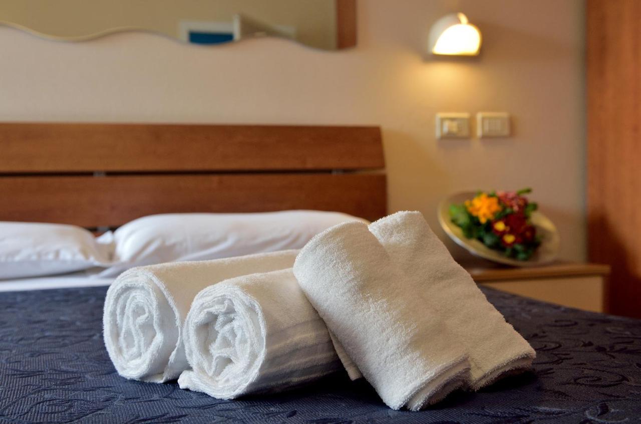 Hotel Oltremar B&B กัตตอลิกา ภายนอก รูปภาพ